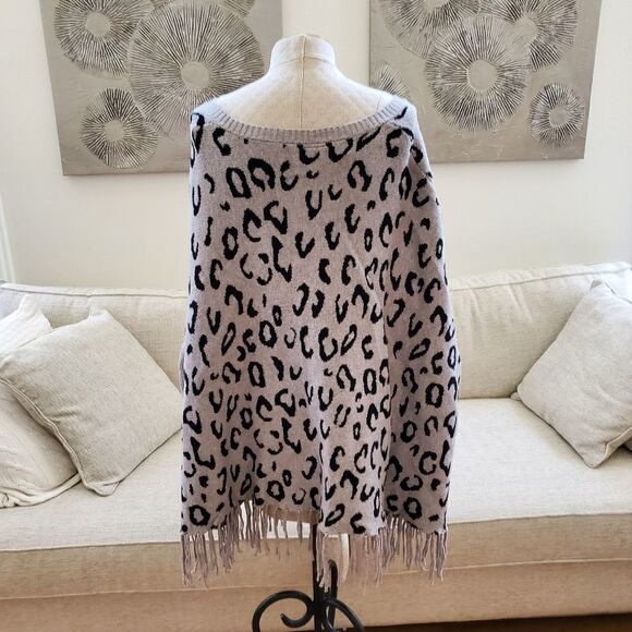 Love Token Fringe Poncho in Leopard sz Med/Large - Picture 6 of 11